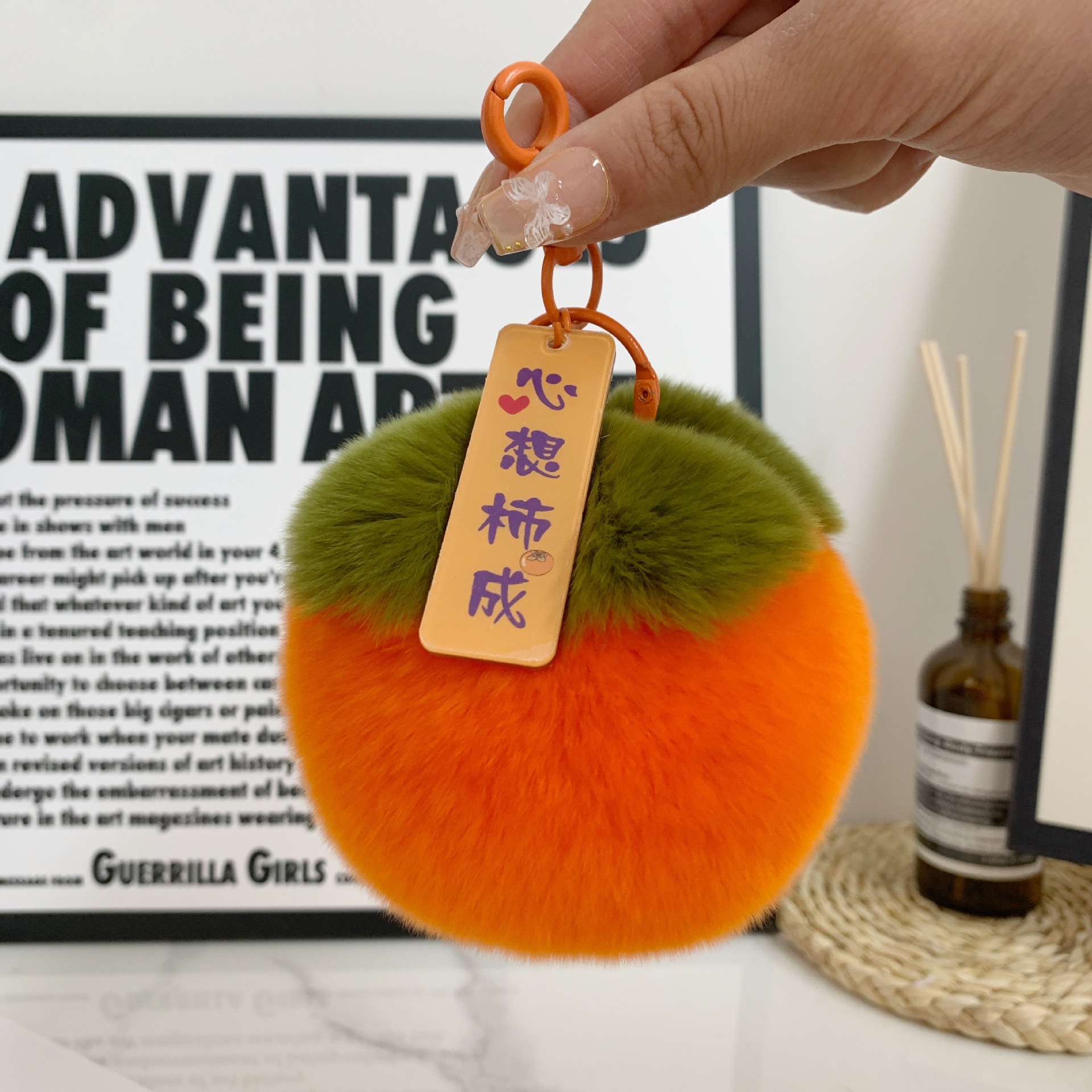 Las cosas buenas suceden pequeños caqui llavero de automóvil colgantes en bolsas de regalo de cumpleaños lindas peluche bolsas colgantes