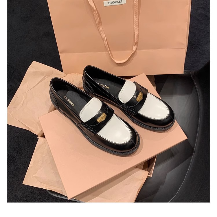 手で色を塗る金貨の楽福靴の女性の英倫の小さい革靴のデザイン感の小さい大衆の復古の太さと明るい皮の丸い靴