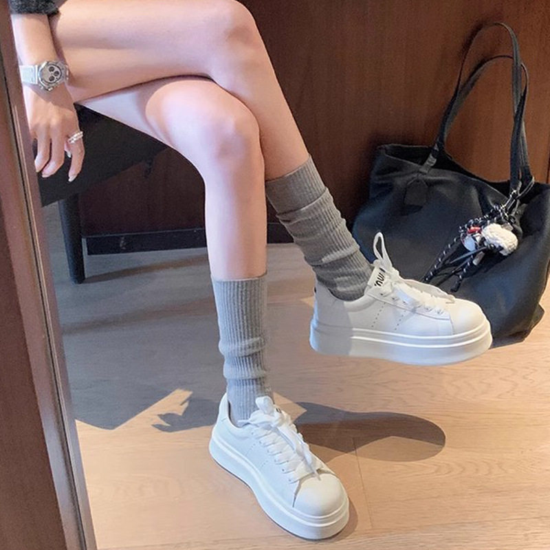 Grava madre otoño nuevo clásico cabeza redonda gruesa altura de lazos pequeños zapatos blancos estilo universitario zapatos de skate para mujeres