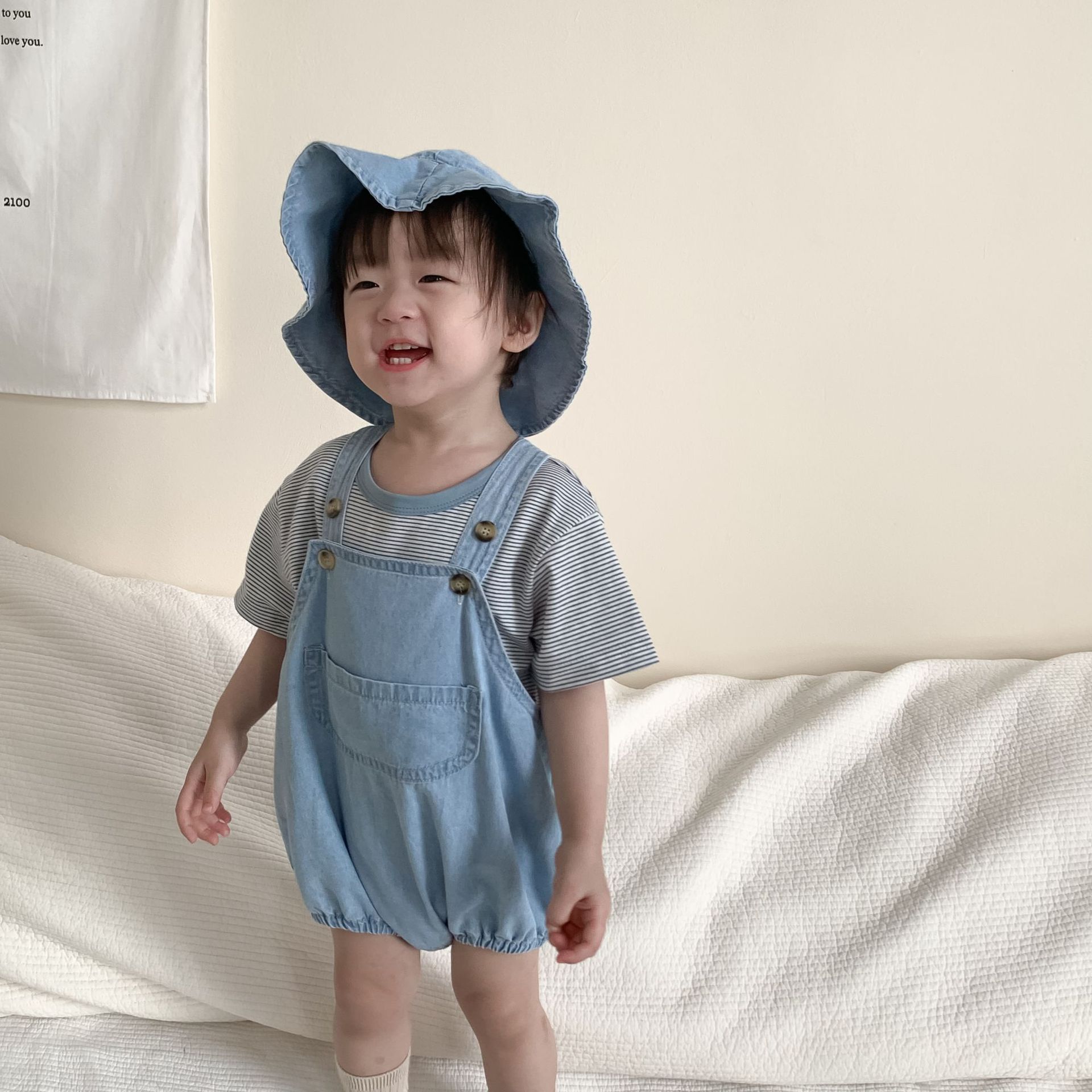 ベビーストライプTシャツとサロペットパンツの韓国風子供服、2026年夏の新作ベビー服、夏用男の子セット