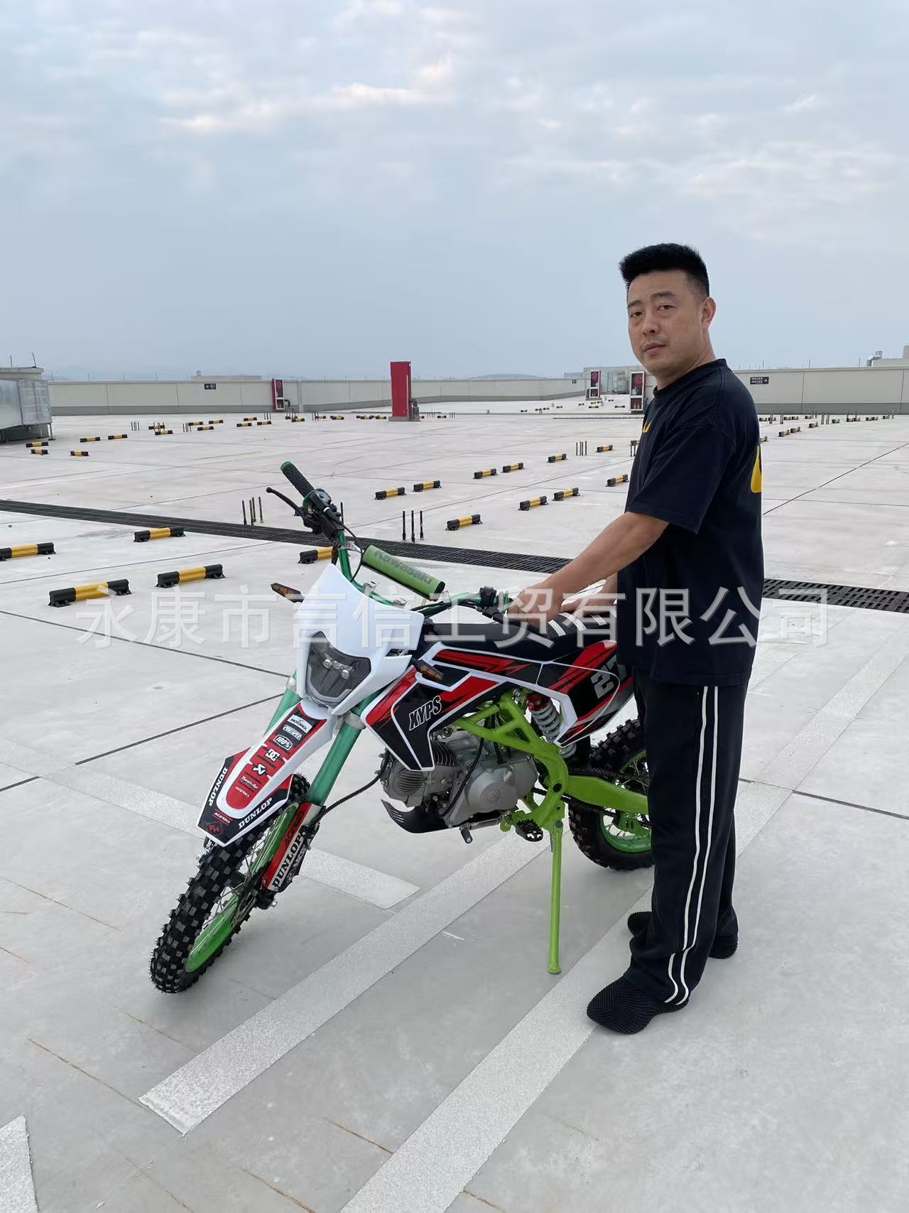 New HSWN125CC gasoline-powered off-road motorcycle, a two-wheeled, four-stroke, off-road vehicle suitable for teenagers and for use on mountain trails