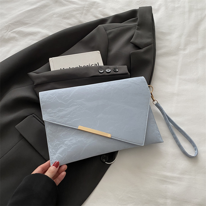 Bolso de alta calidad de diseño de nicho para mujer 2025 bolso de mano de hierro inclinado de estilo occidental salvaje bolso de sobre de moda bolso cuadrado pequeño
