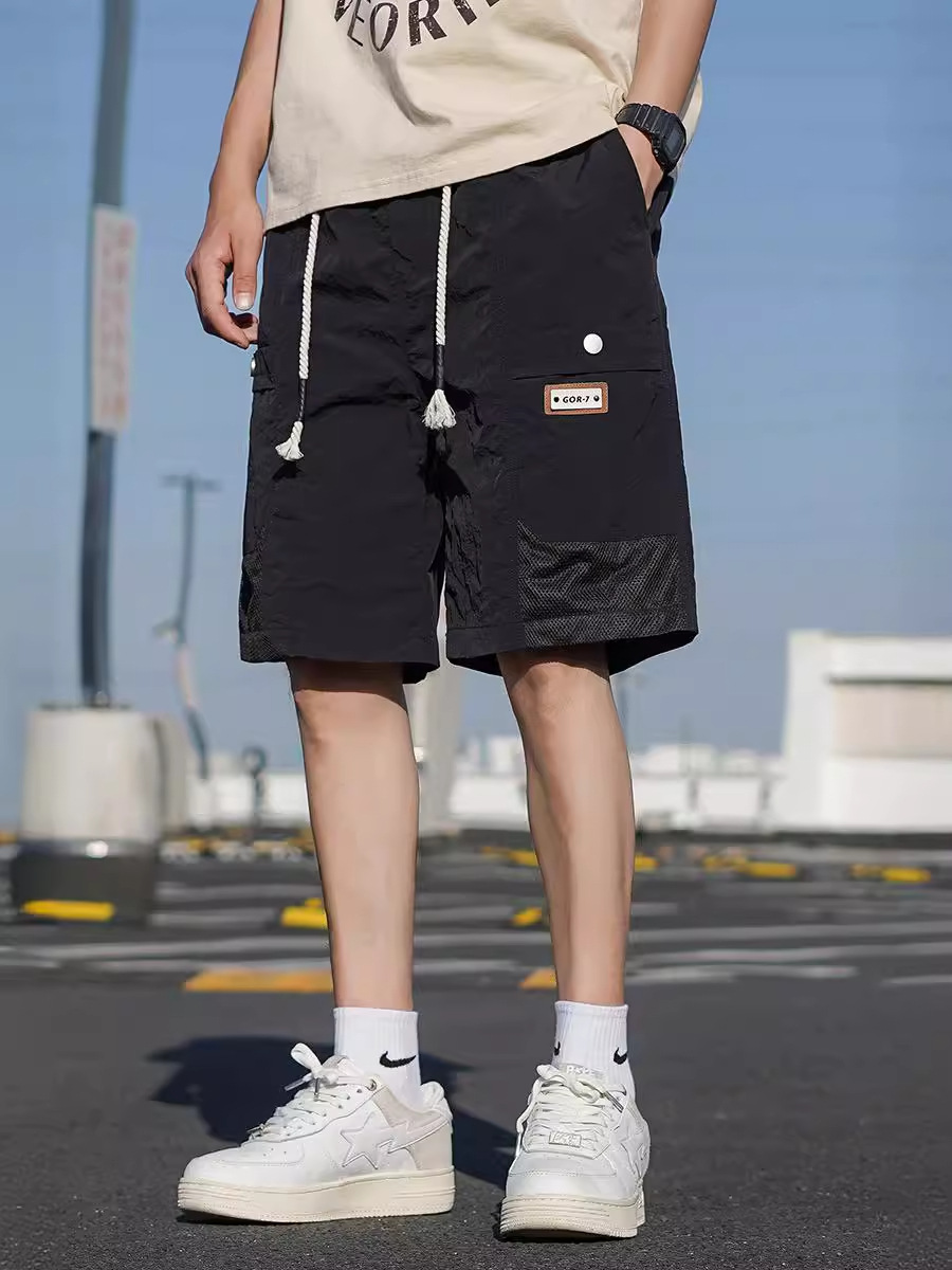 Pantalones cortos de seda de hielo de moda de verano para hombres. Pantalones de aire secos. Pantalones de cinco puntos. Pantalones de hombre grandes.