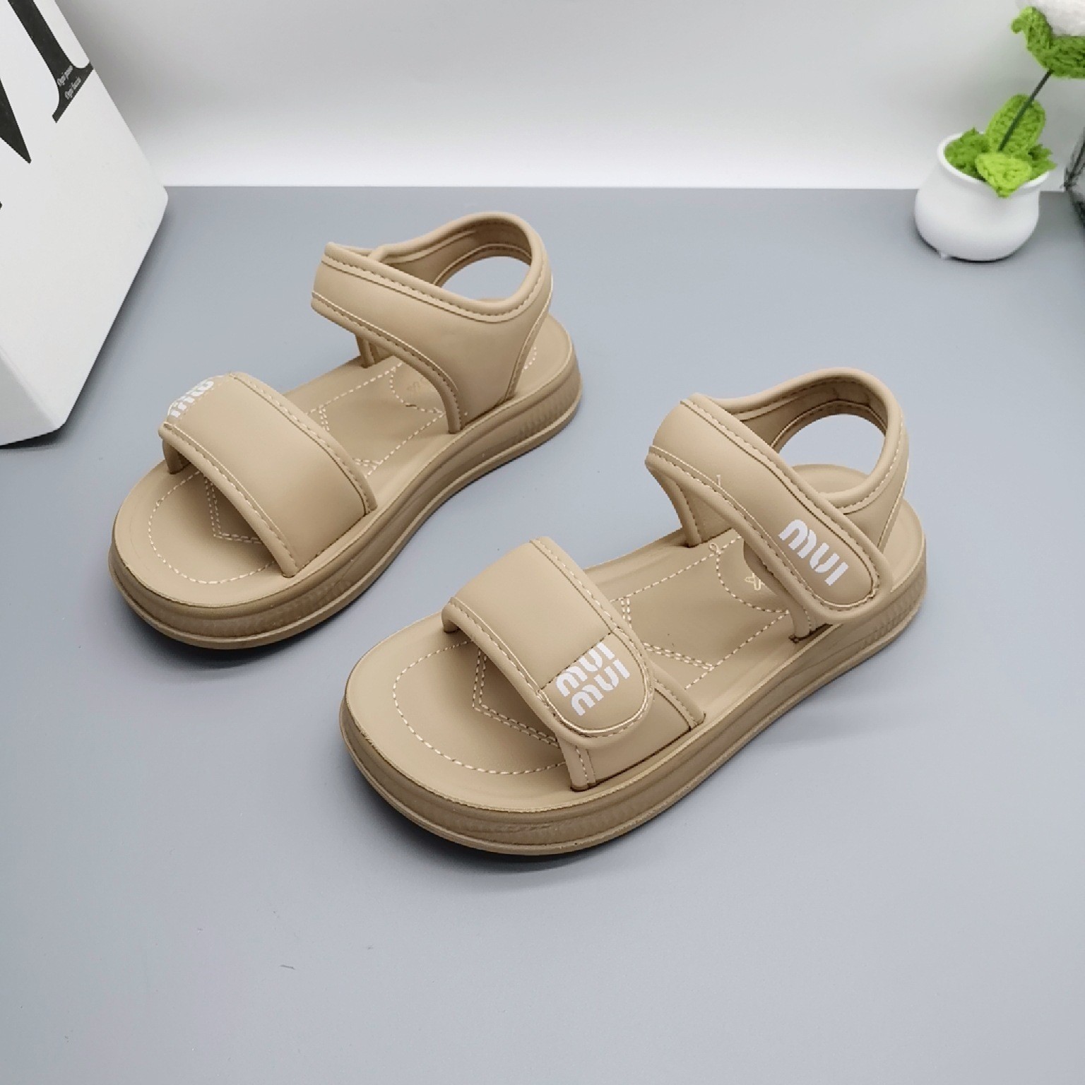 Sandalias retro para niñas, tallas 32-37, éxito de ventas de verano 2026, zapatos de princesa de goma antideslizantes, zapatos de playa