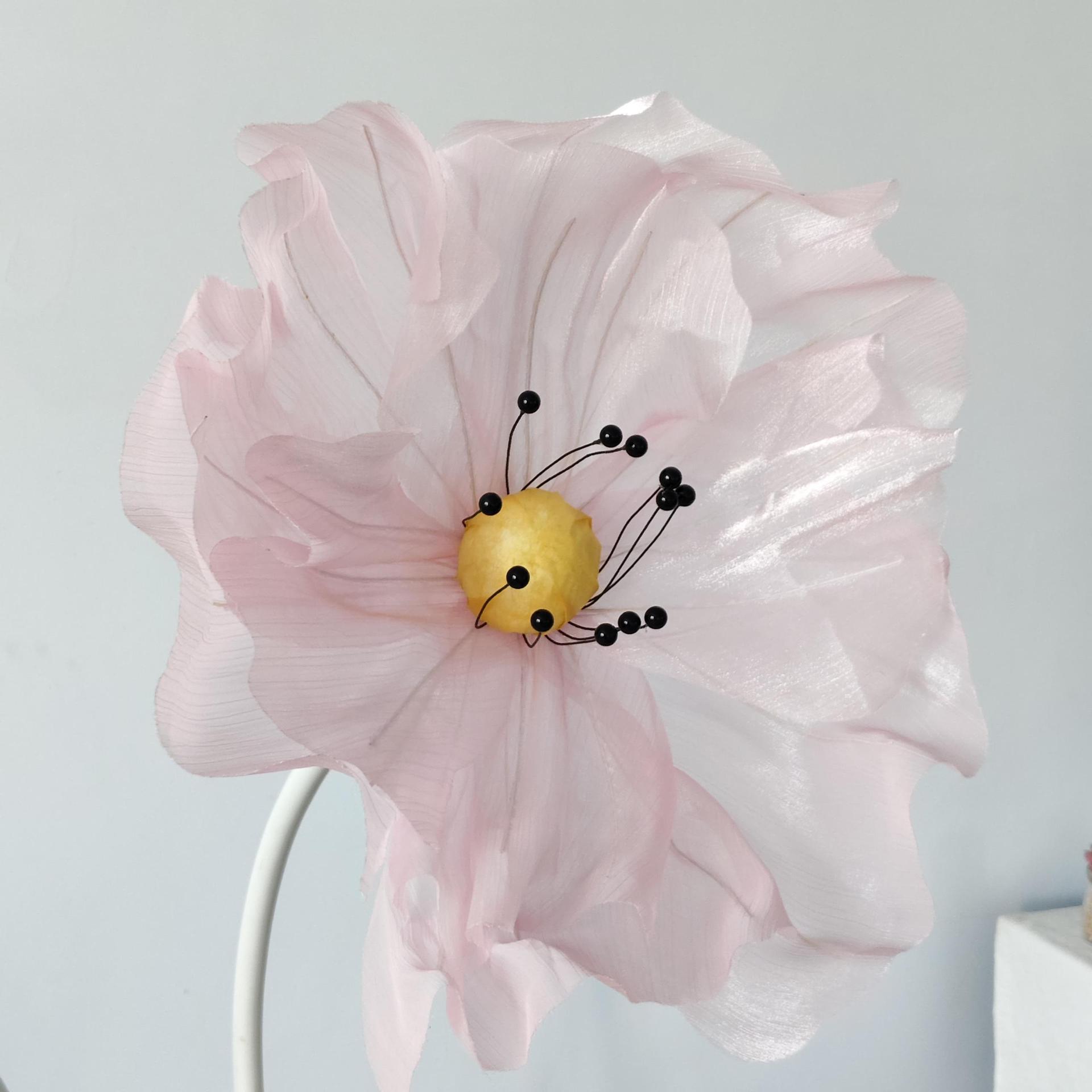 Flores hechas a mano de tela de seda perlada del centro comercial del hotel atrio escénico diseño fotográfico decoración de tarjetas de perforación al aire libre