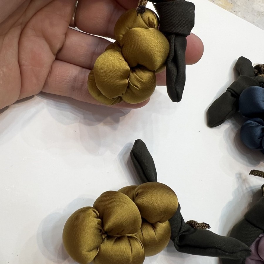 国风森系蝴蝶结流苏胸针新中式彩色郁金香花苞小众精致衣服配饰品