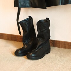 水洗い牛革 ~ 太さと厚い底の中筒靴の女性の復古風のしわの山の靴の丸い頭の広い筒の柔らかい皮の西部の靴