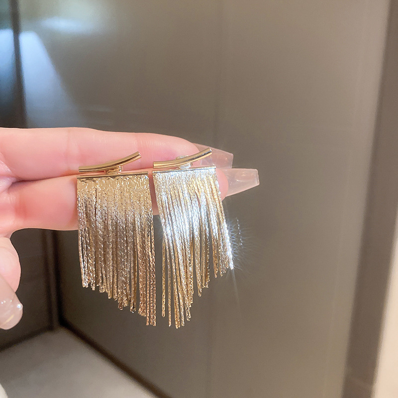 Pendientes de borla de cadena larga de arco de aguja de plata Pendientes de sentido de metal pesado de moda europea y americana pendientes personalizados al por mayor