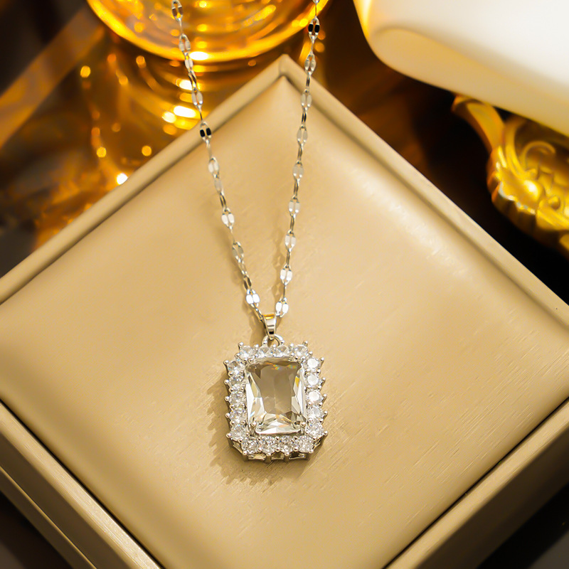 [Titanium Steel] Light luxury micro-inlaid real gold emerald super flash necklace women's new collarbone chain light luxury niche design sense_senzul.com