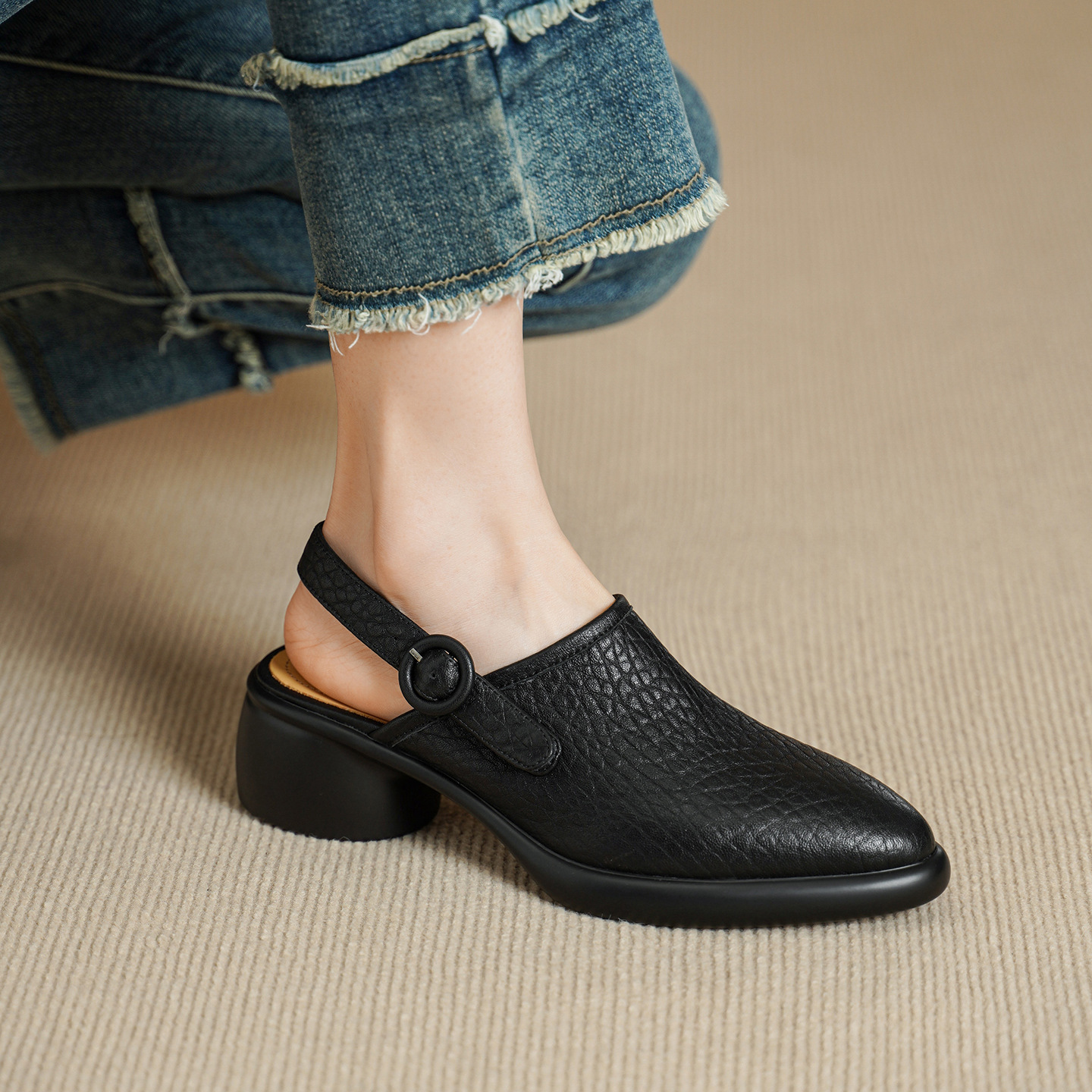 Sandal nữ da dê mũi tròn gót vuông cao 7 cm quai ngang khóa một chữ — đen