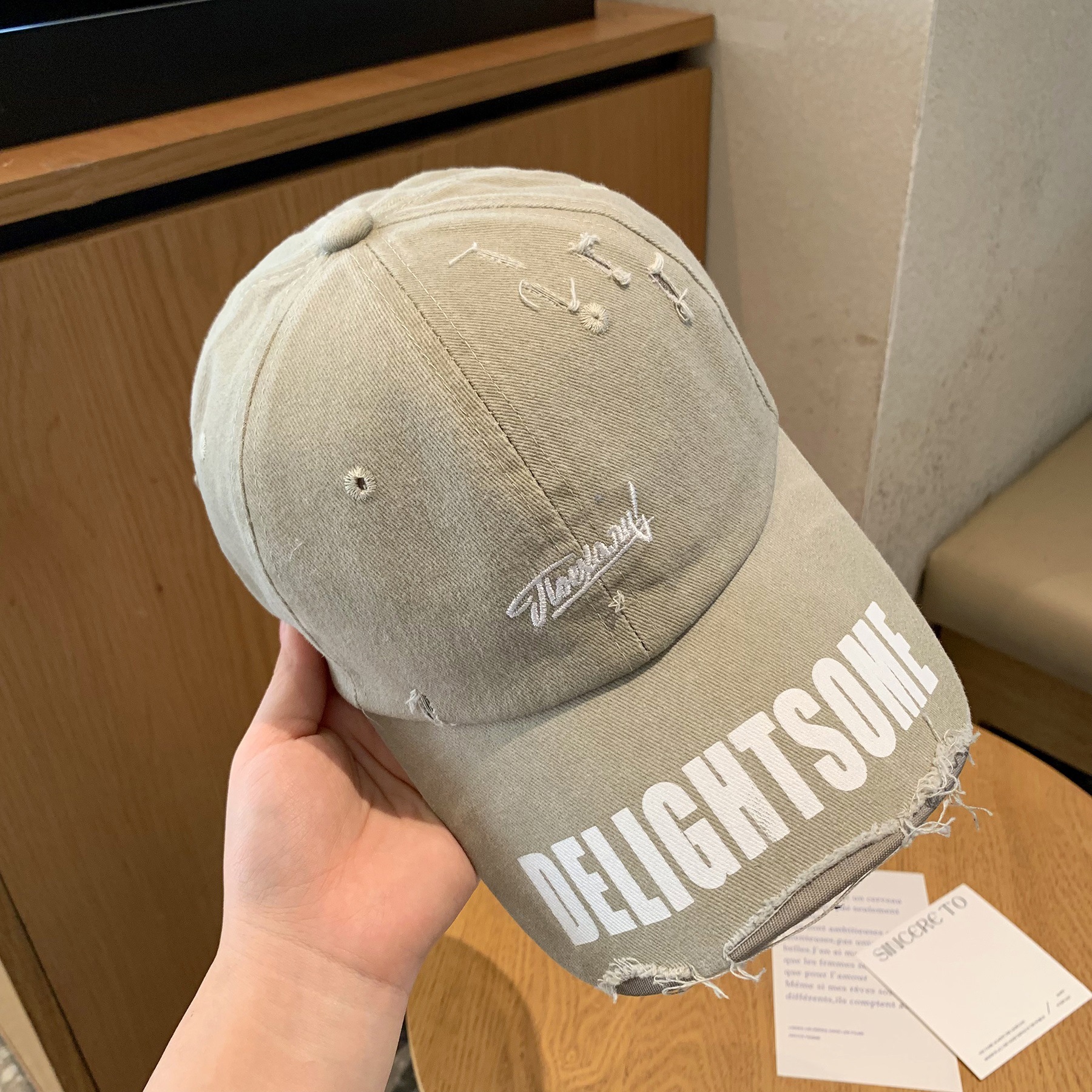 Retro estilo americano viejo lavado agujero sombrero de béisbol mujer primavera y otoño letras versátiles muestran cara gorra de lengua de pato hombre moda