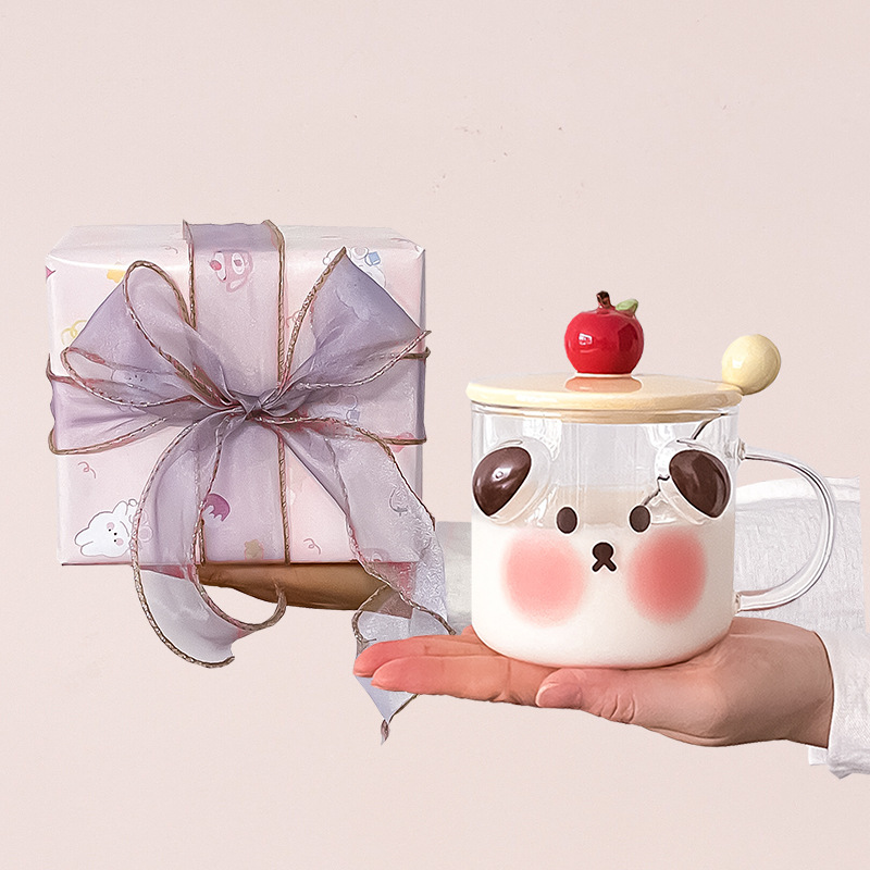 かわいいカップを飲む女性は高温に耐えます。|undefined