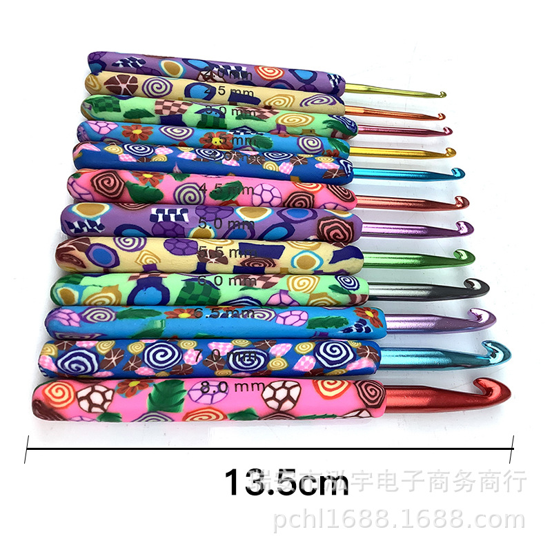 Herramientas de tejer de color de dibujos animados suave cerámica mango de ganchillo largo suave cerámica mango de aluminio crochet conjunto de 12 bolsas