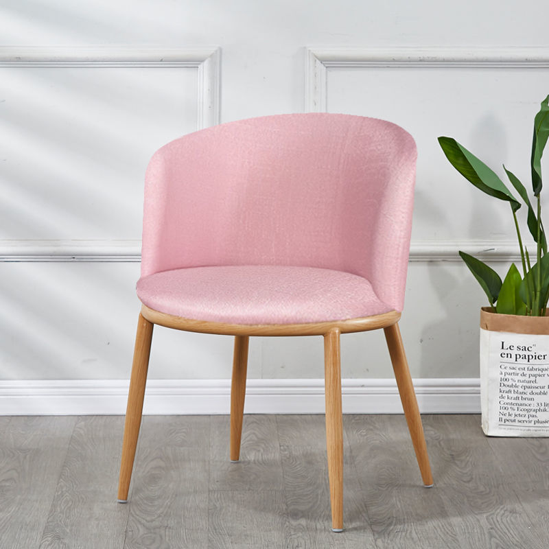 розовый стул