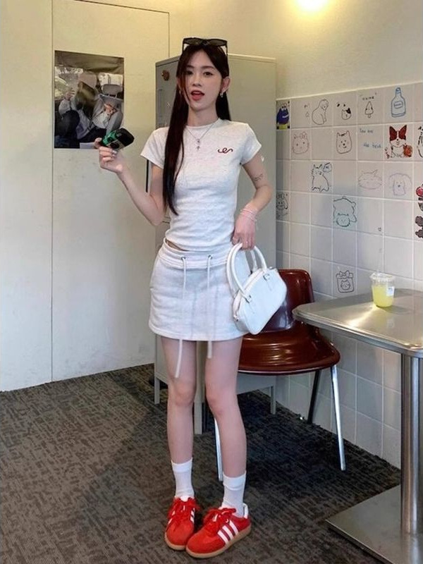小柄な女性のためのカジュアルスポーツスタイルスーツ、夏の甘くてクールなホットガール、スリムフィット、右肩半袖、ショートスカート、ファッショナブルな2点セット|undefined