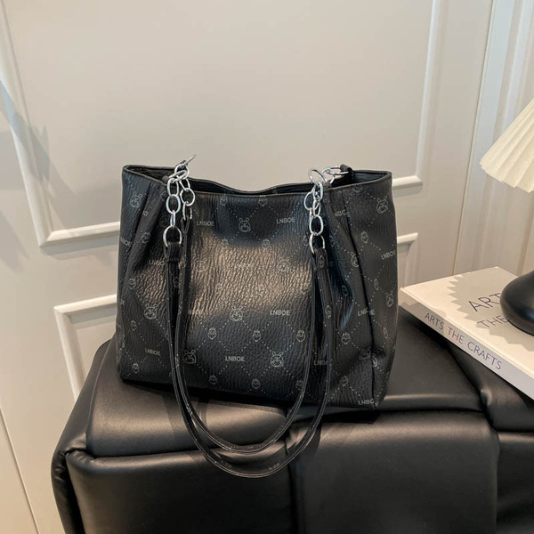 classic fashionable retro capacious one-shoulder bag for leisure