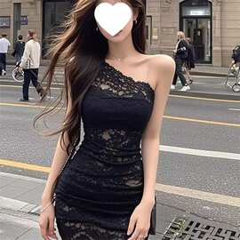 黑色斜肩蕾丝设计连衣裙女夏季修身高冷气质千金束腰纯欲包臀短裙