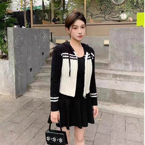 Hooded contrast color Korean version twist zipper knitted early spring coat cardigan women's new slim short top trend