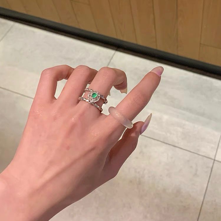 批发清冷高冰富贵白玉髓女款戒指镀银镶嵌绿锆石复古风网红指环