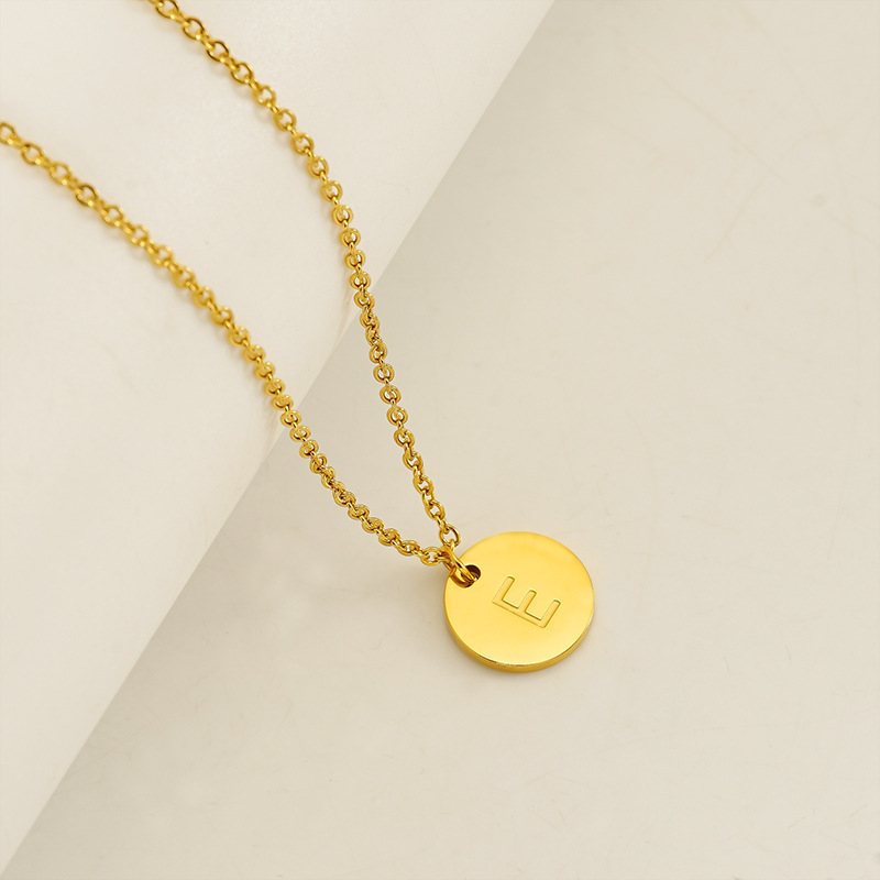 Europa y los Estados Unidos venta caliente alta sensación de colgante de letras de acero inoxidable collar de oro de acero titanio inglés al por mayor cadena clavícula