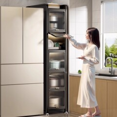 ドア付きキッチンの隙間収納棚が床に落ちています。超狭い冷蔵庫の隙間があります。