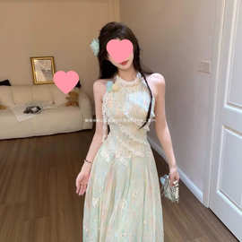 法式立体花朵碎花挂脖连衣裙女2026夏新款设计感收腰显瘦度假长裙