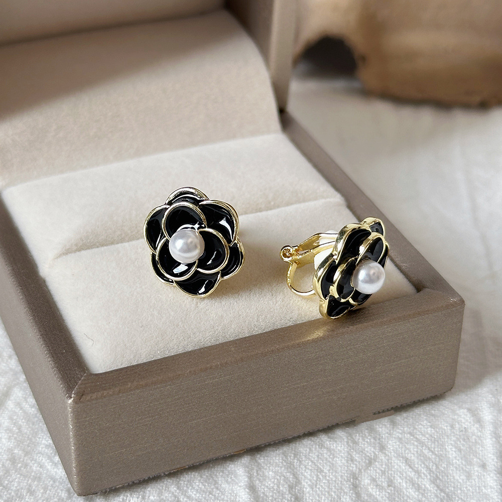 Versión coreana del temperamento de camelia, sin orejas perforadas, pinza para la oreja, flor de perla, tablero de ajedrez, pinza para la oreja triangular con diamantes, pendientes de nicho para mujeres
