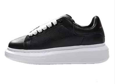 검은 꼬리, 검은 몸체, 흰색 배경