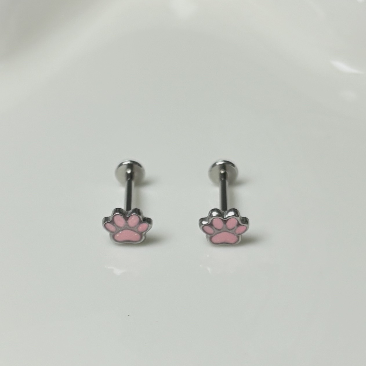 Silver pointed spike labret stud material detail