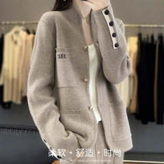 2025年女性用スタンドカラータイポケットデザイン模造カシミヤカーディガン、厚手で柔らかいウールセータージャケット、ゆったりとしたウールニットトップス