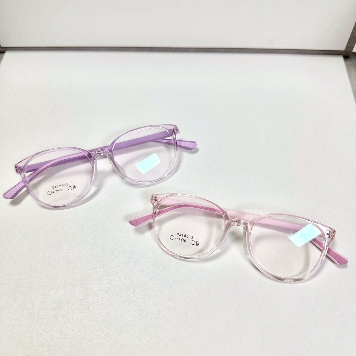 Montura de gafas infantiles translúcidas de color morado con almohadillas nasales de silicona ajustables, se pueden adaptar con lentes graduadas, venta al por mayor desde Danyang.