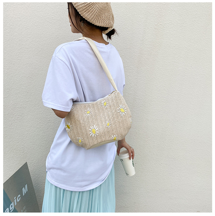 Korean Casual Chrysanthemum Shoulder Straw Woven Bucket Bag Wholesale display picture 3