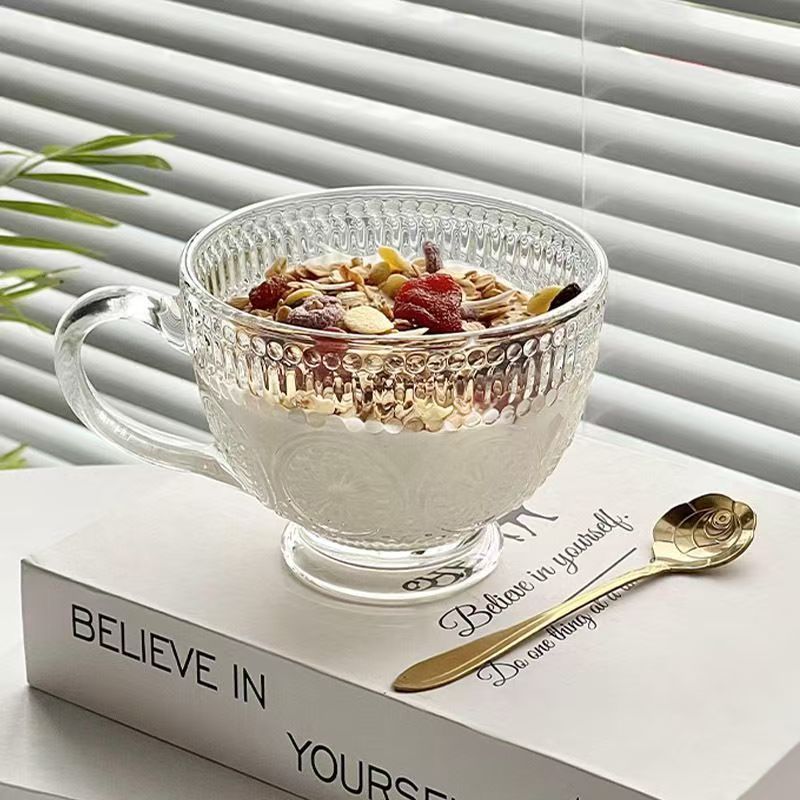 Taza de desayuno de avena inswind retro sol relieve con un vaso de agua dulce casero taza de cereales de leche