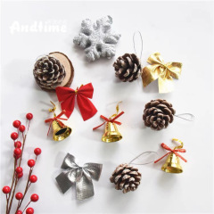 クリスマスのクリスマスツリーの装飾品の部品は多く包みます。