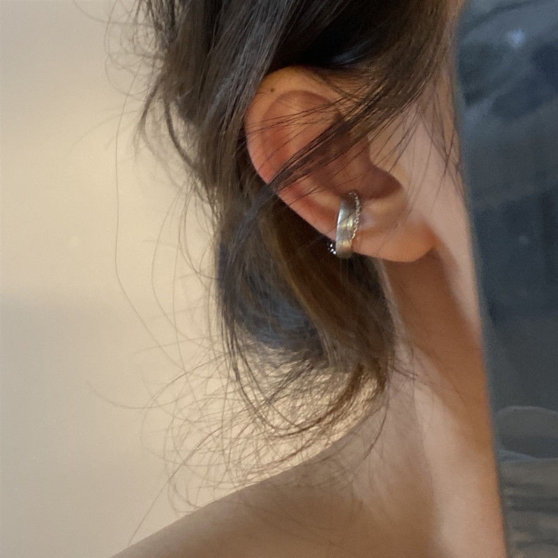 Clip de oreja de tipo C diseño de nicho femenino de alto sentido pequeño oído clip de hueso sin dolor oreja colgando ins pendientes ventas directas de fábrica