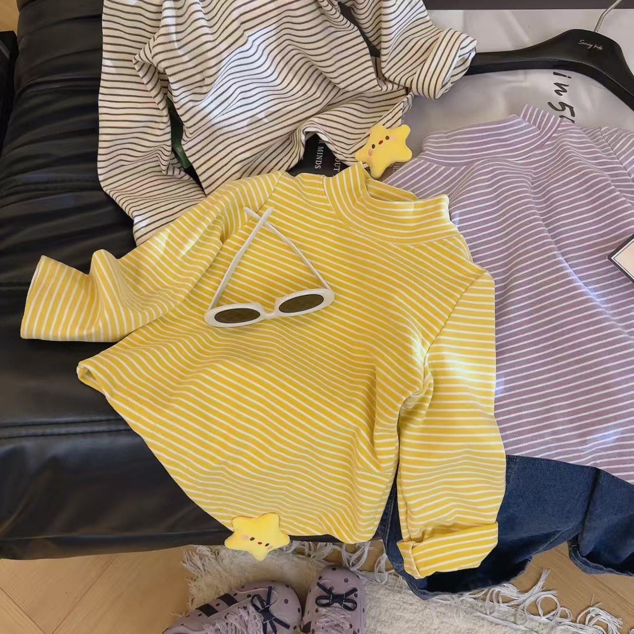 Energetic and versatile striped turtleneck top for children, perfect for autumn and winter. Features a 3D plush toy and five-pointed star design.
