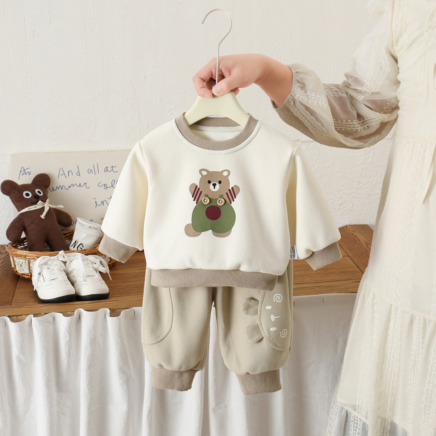 Huzhou children's clothing, baby boys' and girls' bear sweatshirt set, infant long-sleeve sports pants, toddler two-piece outfit for going out
