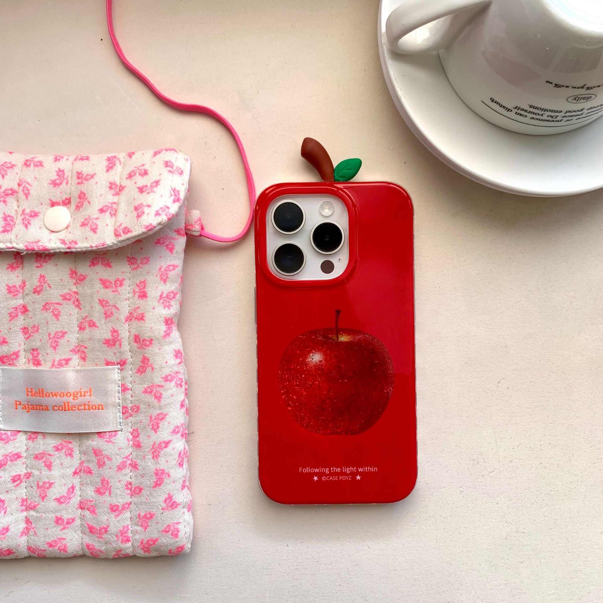 Rosa brillante tridimensional fondo rojo gran manzana NTX