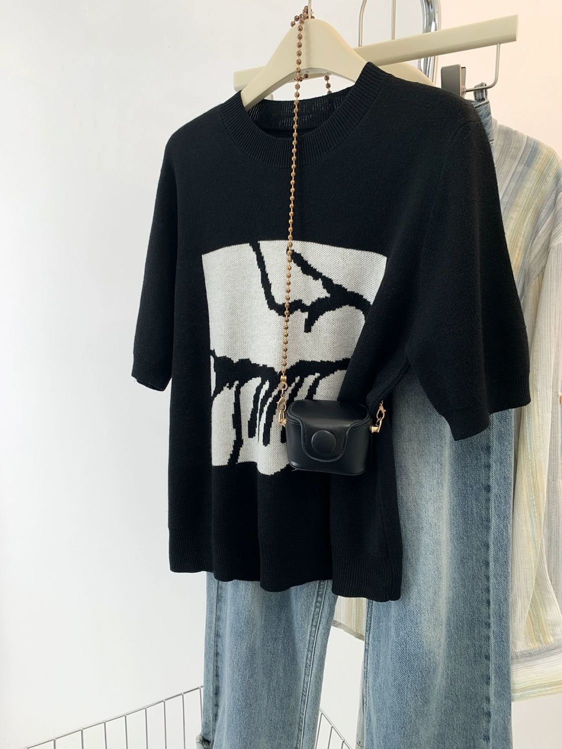 Áo thun nữ cổ tròn tay ngắn chất liệu sợi mát họa tiết Jacquard — màu đen