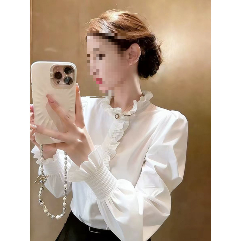 This year, stylish and unique white lace-collar shirts with beautiful designs are trending, making them a fashionable and chic choice for women in spring