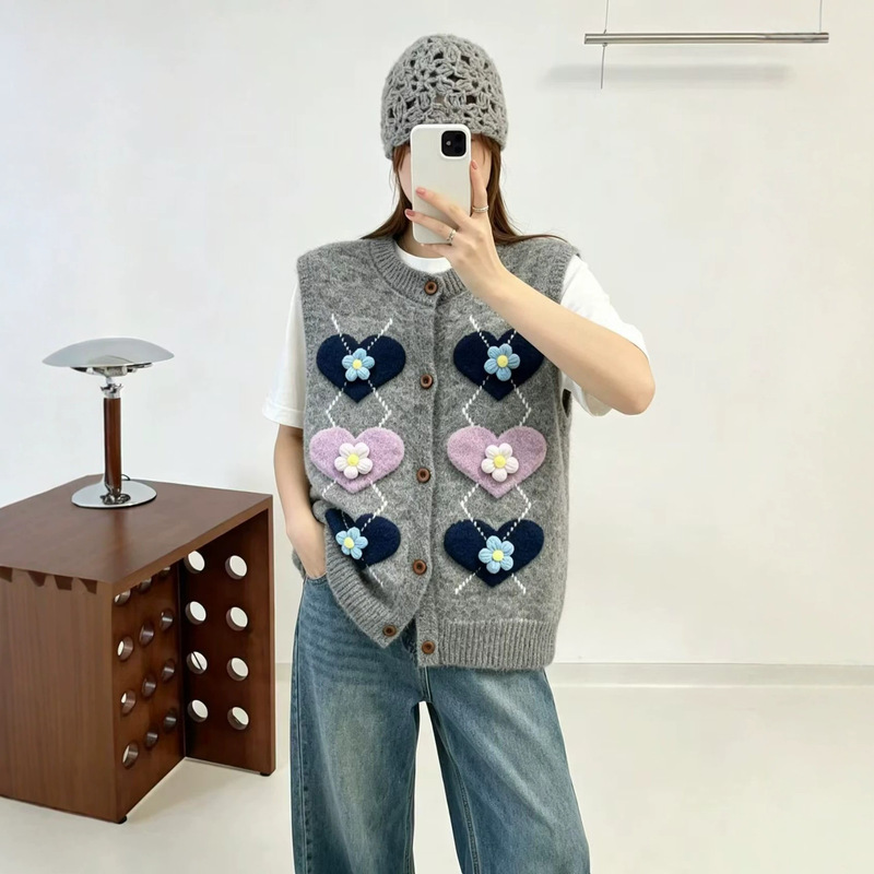 Korean-style college-style heart-patterned knitted cardigan vest for women, loose fit for autumn and winter, versatile and soft sweater vest Korean-style college-style heart-patterned knitted cardigan vest for women, loose fit for autumn and winter, versatile and soft sweater vest