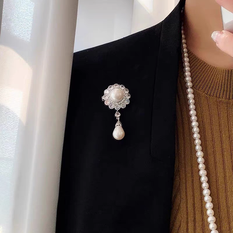 Pearl corsage brooch high-end women's design sense niche anti-exposure brooch buckle pin fixed clothing