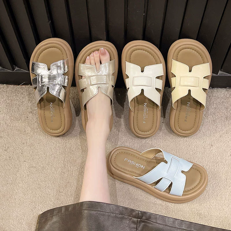 Женская летняя верхняя одежда 2025: новые сандалии на толстой подошве серебристого цвета с юбками и нескользящие сандалии для пляжа.