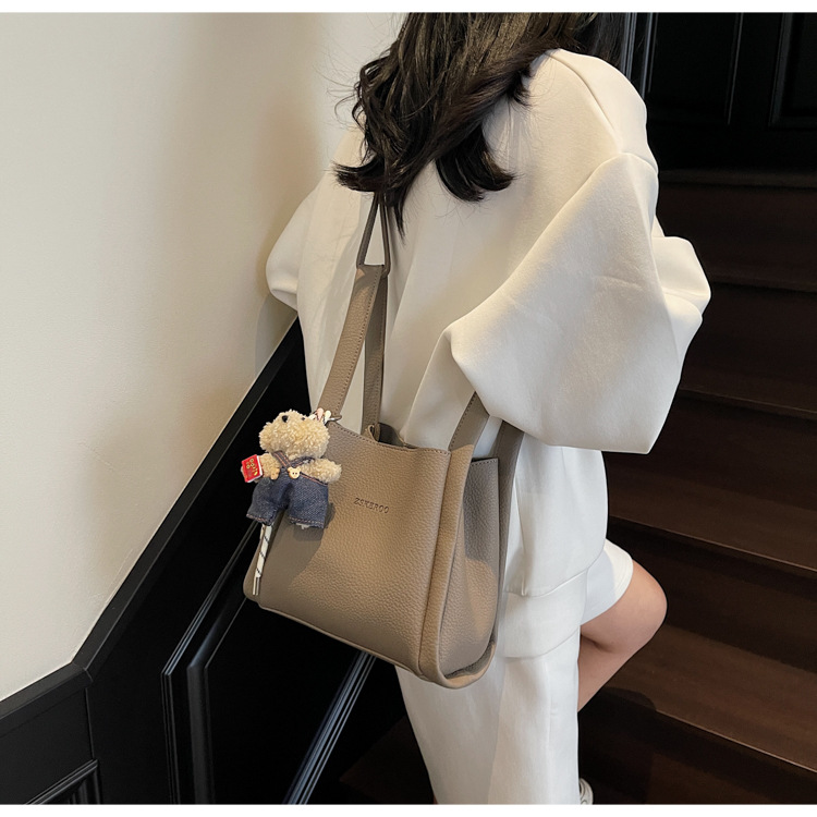 This year's popular bags for ladies are the 2025 new Korean-style simple and versatile crossbody bag and the retro commuting hand-held bucket bag undefined
