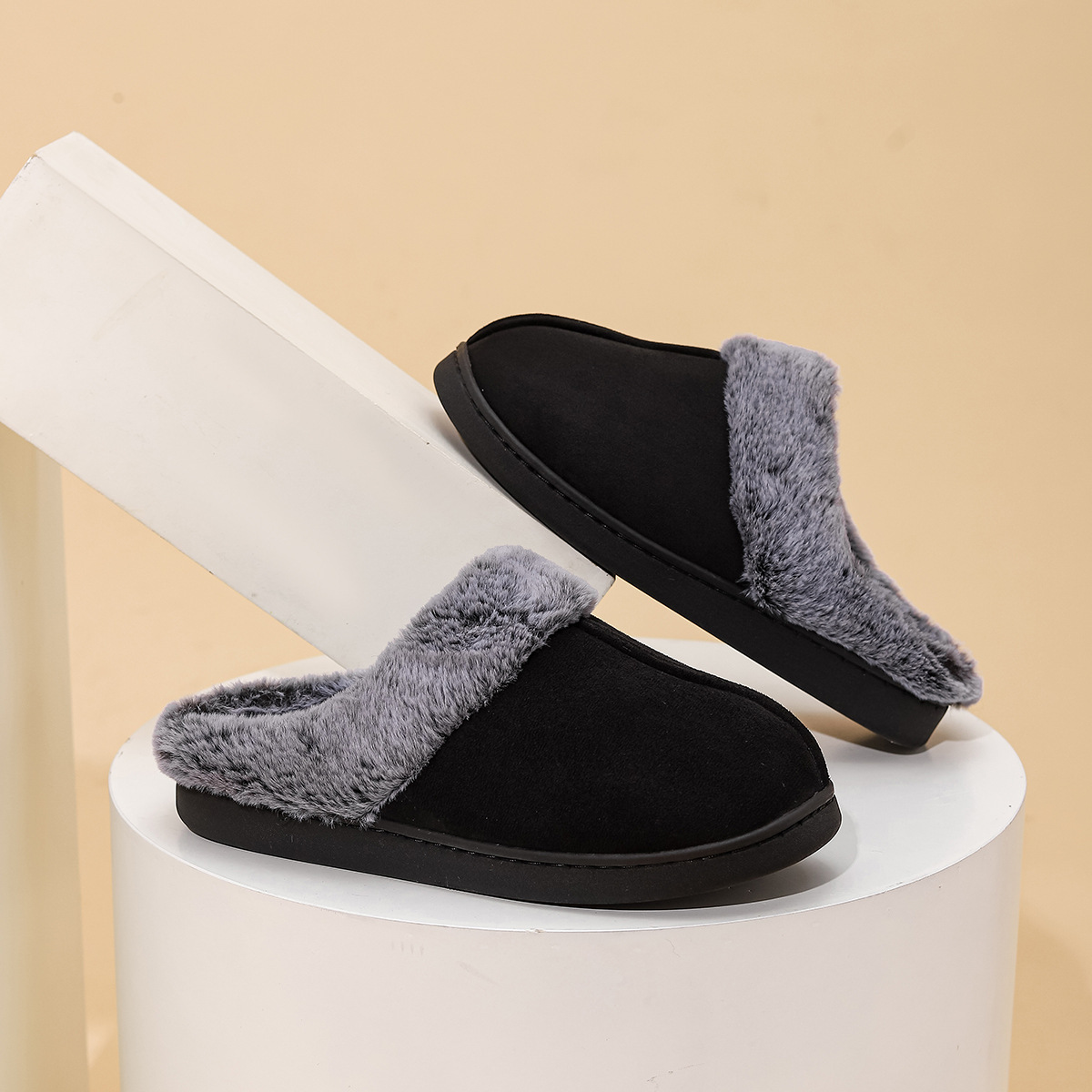 Pantuflas de algodón cálidas con forro polar para uso doméstico, para parejas, zapatos de algodón antideslizantes de suela gruesa para exteriores, pantuflas peludas de invierno al por mayor, versátiles.