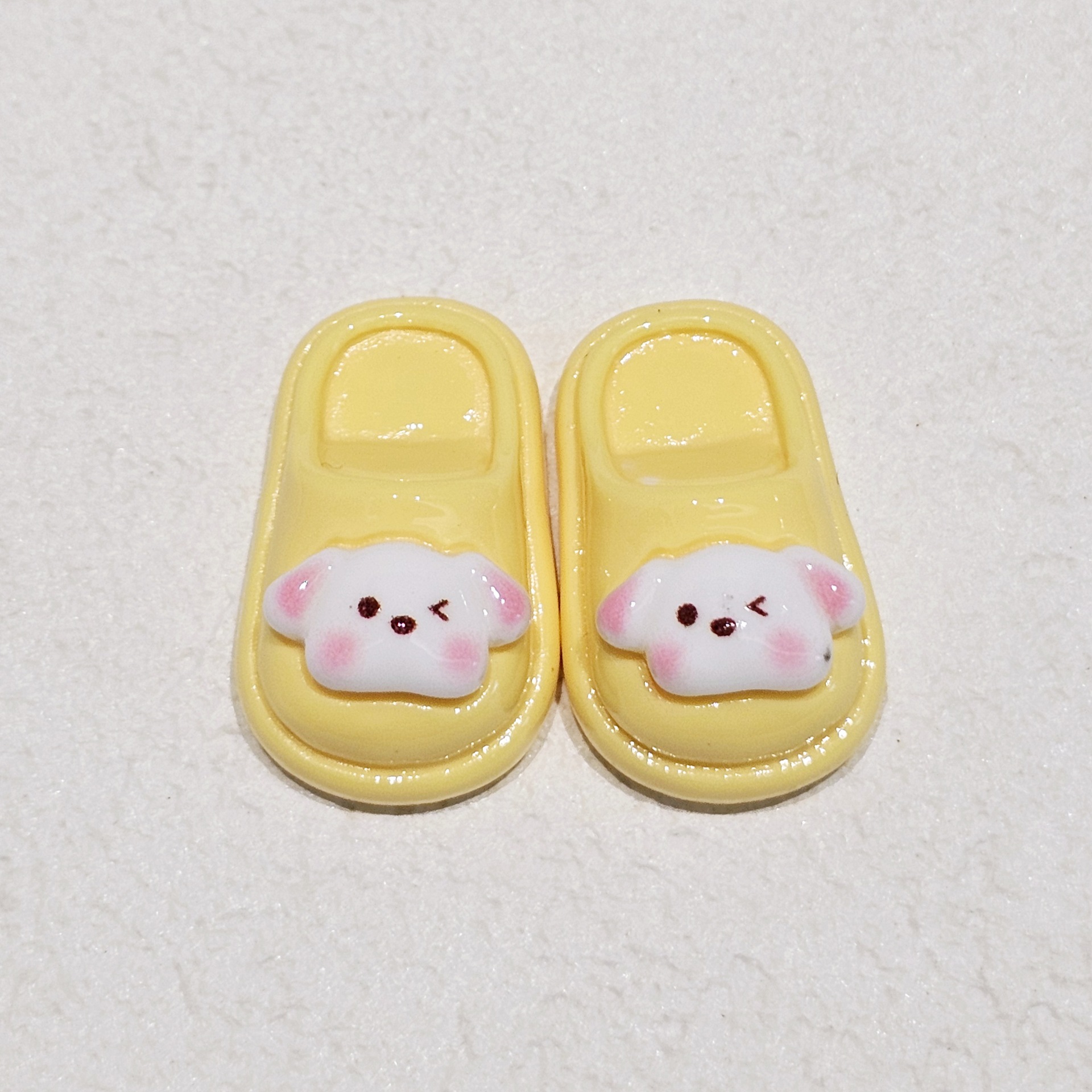 진한 노란색 슬리퍼