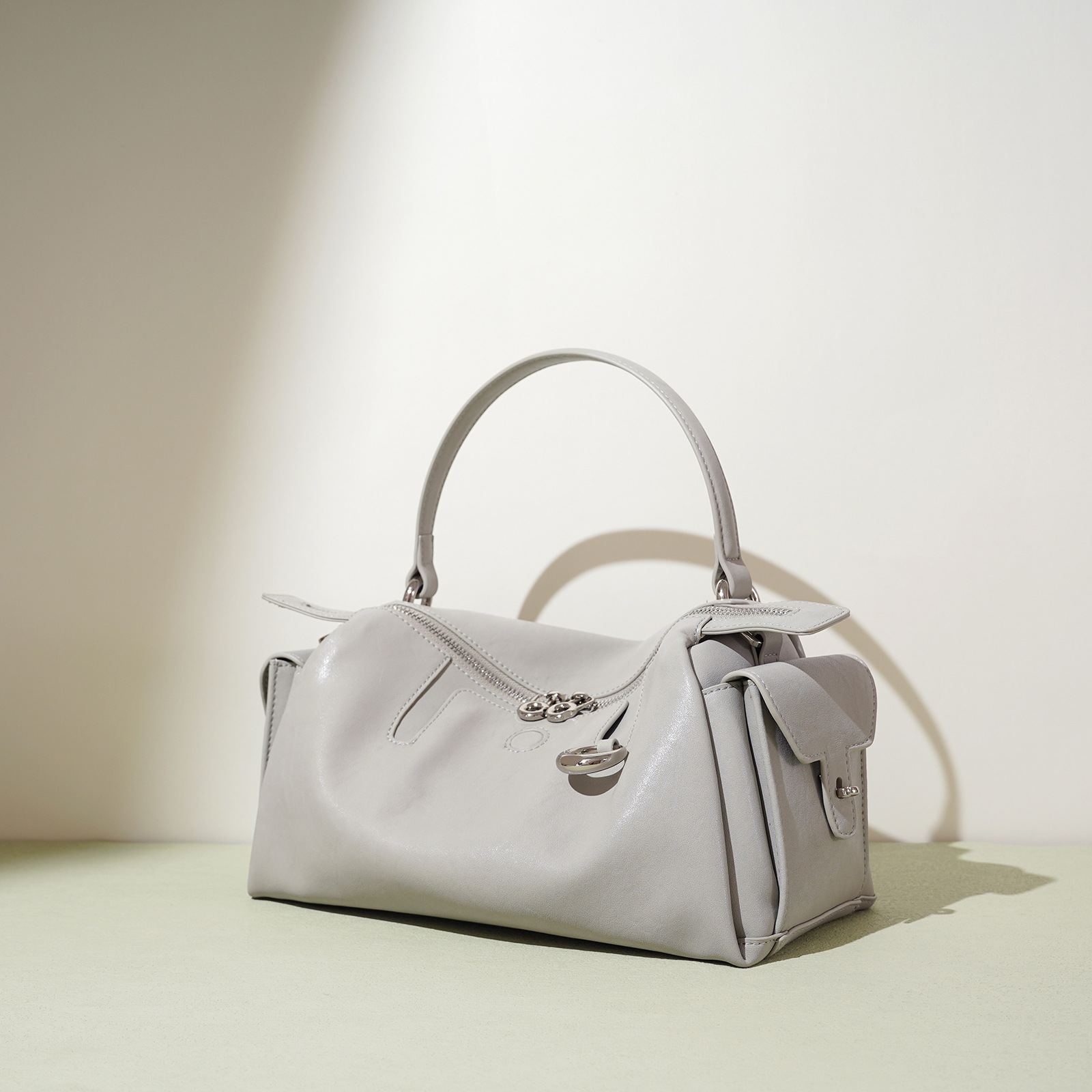 2025 nuevo bolso de cuero de gama alta de nicho bolso de almohada de viajero simple de moda bolso de mensajero de axila de textura mujer