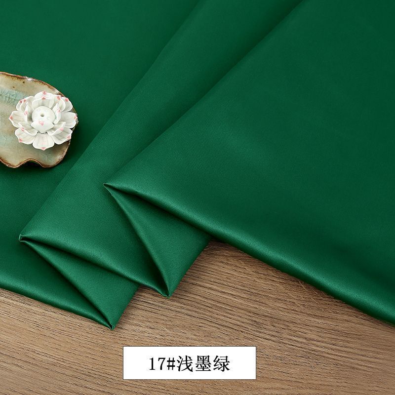 現物は高級なサテン生地のチャイナドレスを提供しています。|undefined