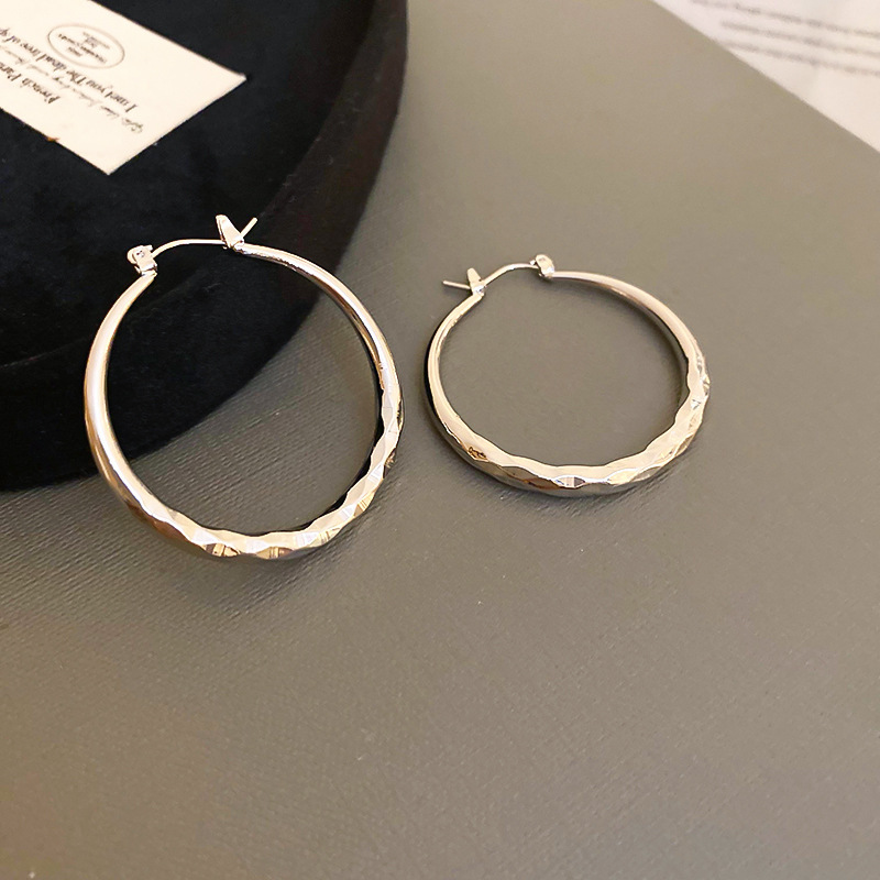 Pendientes redondos irregulares con aguja de plata Pendientes simples y fríos de moda Pendientes europeos y americanos de lujo ligero Pendientes de alta gama mujeres