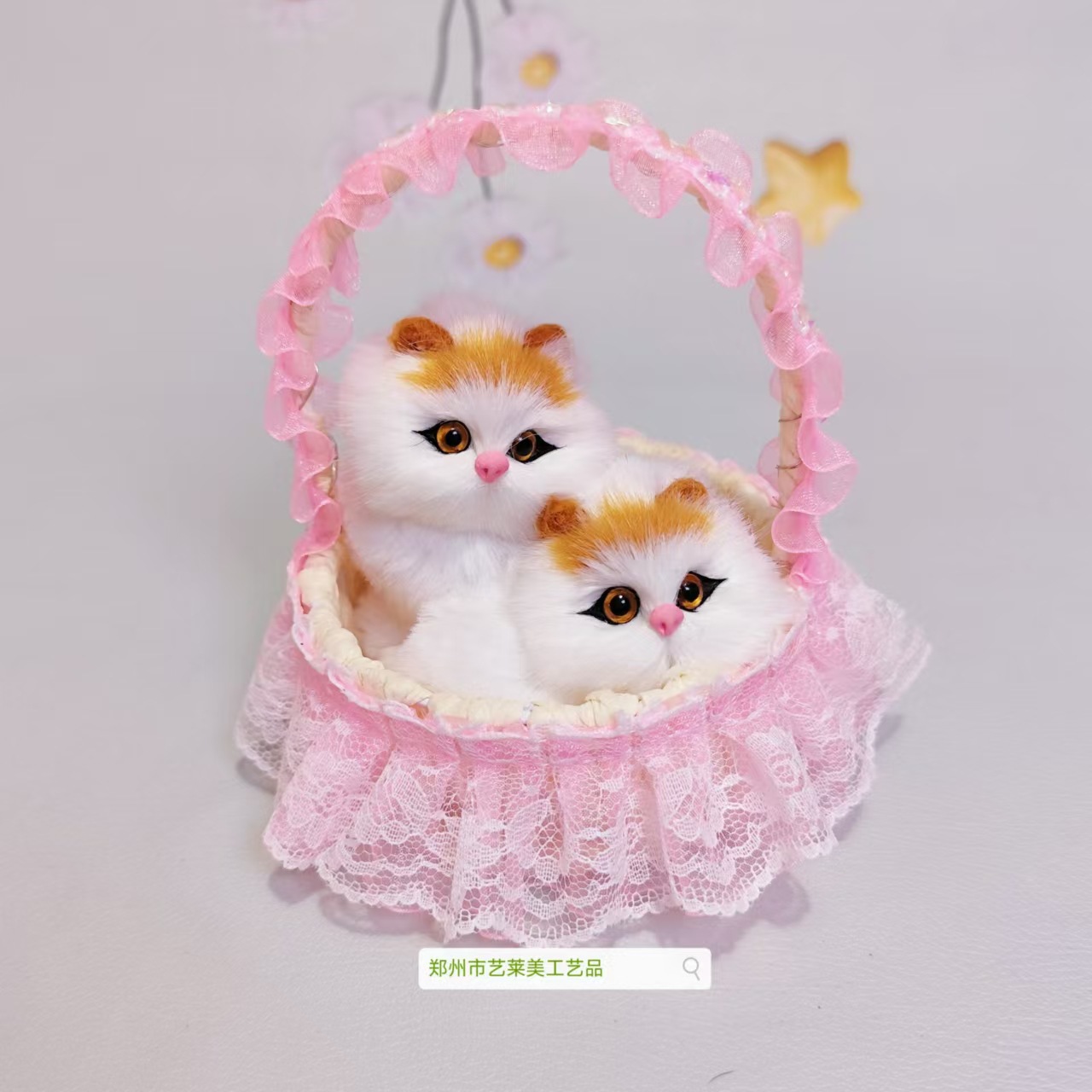 핑크색 레이스 바구니 엄마와 고양이가 짖을 수 있어요